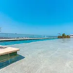 Dominique Cartagena, Beautiful 2 Bedroom Apartment With Private Jacuzzi