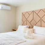 Dominique Cartagena, Beautiful 2 Bedroom Apartment With Private Jacuzzi